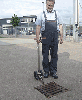 Heben mit dem KänguruLifter® Kompakt (Straßeneinlauf) KänguruLifter® Kompakt hebt Straßeneinlauf aus