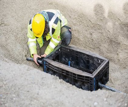 Einbau eines Langmatz-Kabelschachts Bauarbeiter beim Einbau eines Langmatz-Kabelschachts